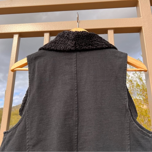⬇️Gap Ladies Vest W/Imitation Fur Size M Black Snap On Front Two Pockets - Picture 7 of 10